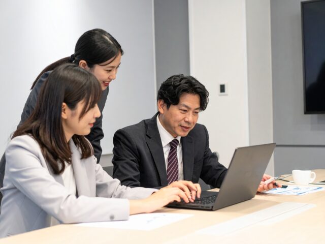 会議室でミーティング