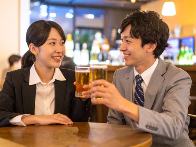 居酒屋で乾杯をする会社員たち