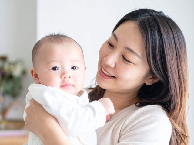 赤ちゃんに話しかける母親