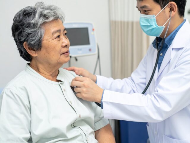 病院で診察をする医師