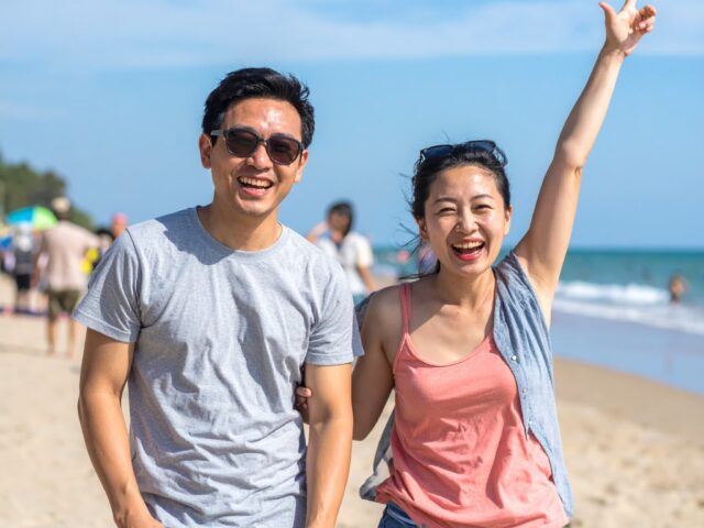 楽しそうにビーチパーティをする人々