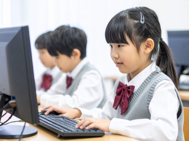 プログラミングに熱中する小学生