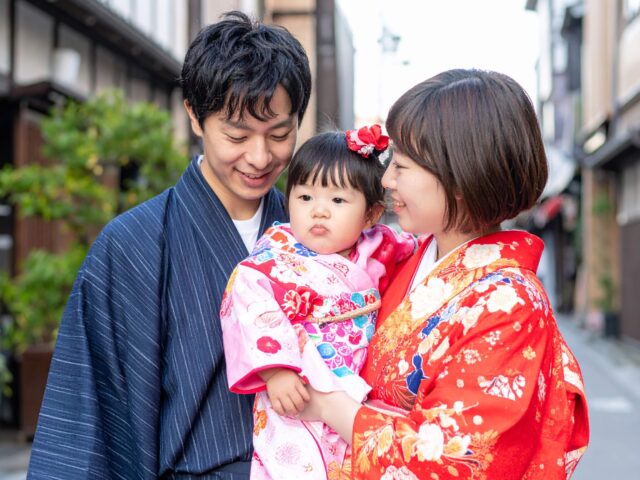 和装を着る家族