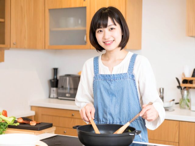 朝ごはんを作る主婦