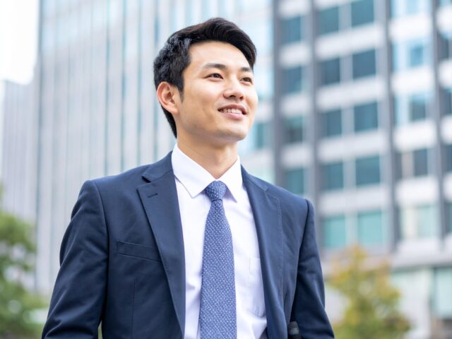 未来に向かって歩き出すビジネスマン