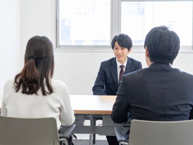 面接で緊張する就活生
