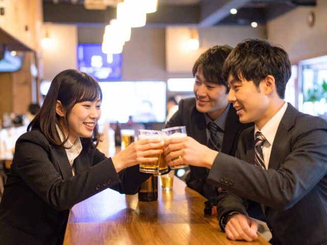 同僚と乾杯する会社員