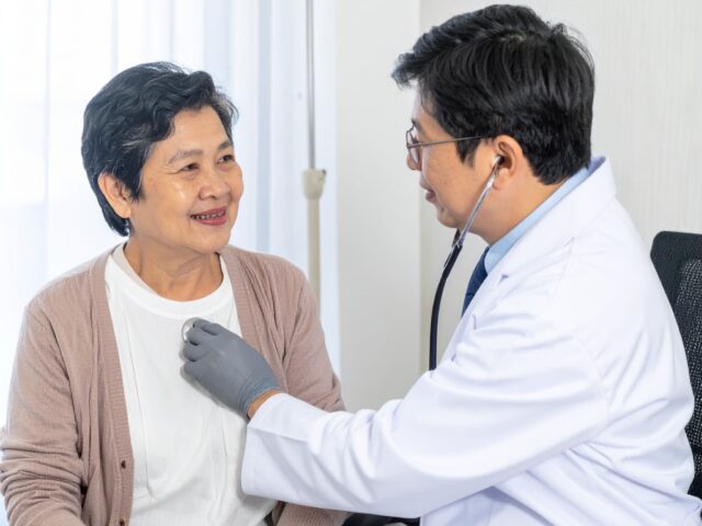 健康診断を受ける高齢者