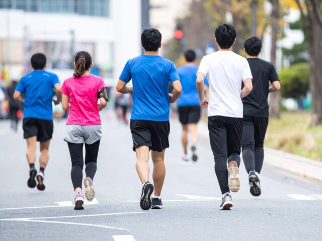 マラソン大会で走る人々