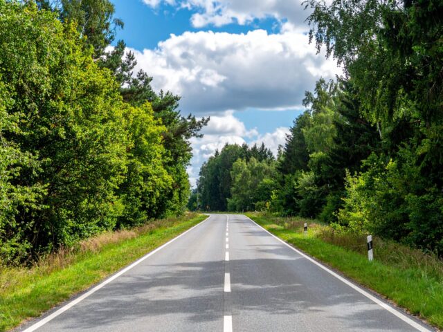 山々に囲まれた一本道