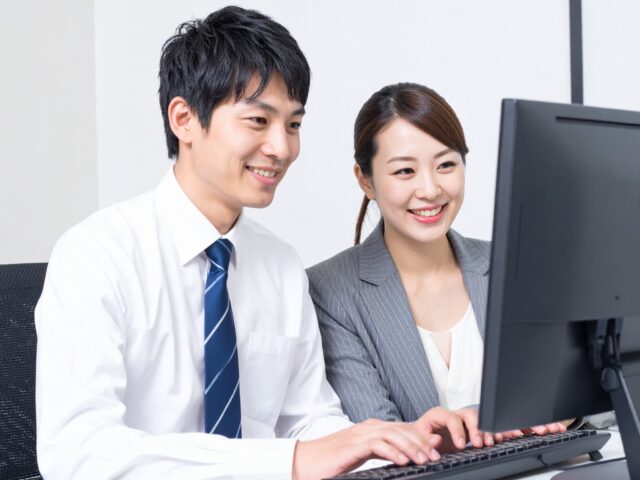 先輩に仕事を習う新入社員