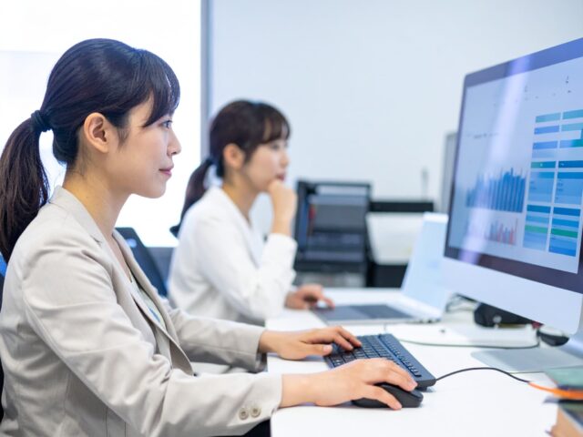 会社で事務作業をするOL