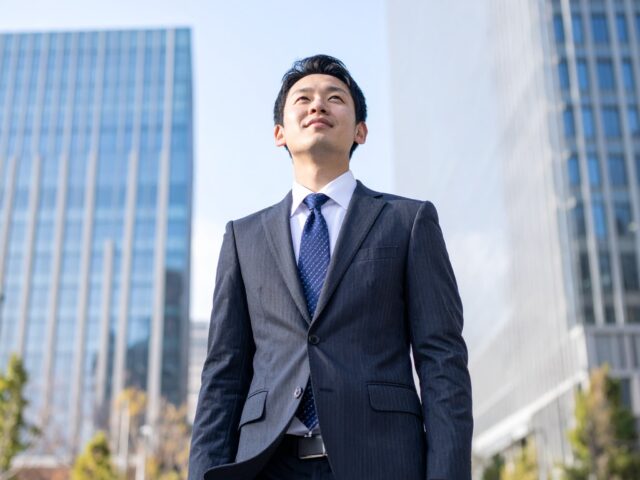 歩き出す若手ビジネスマン