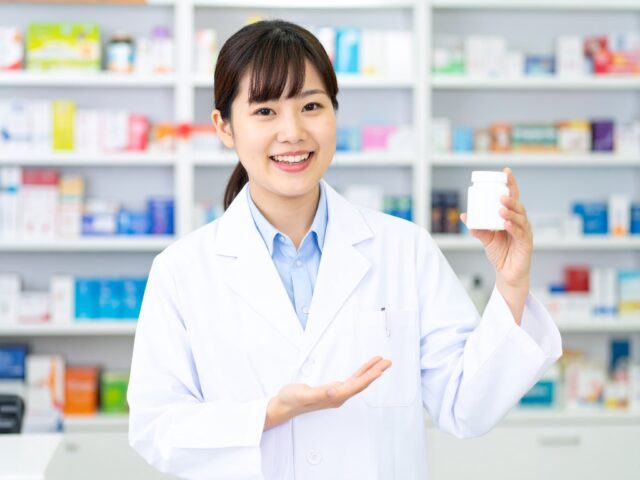 薬を説明する薬剤師