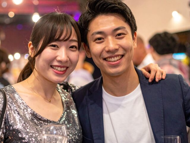 婚活パーティーを楽しむ男女