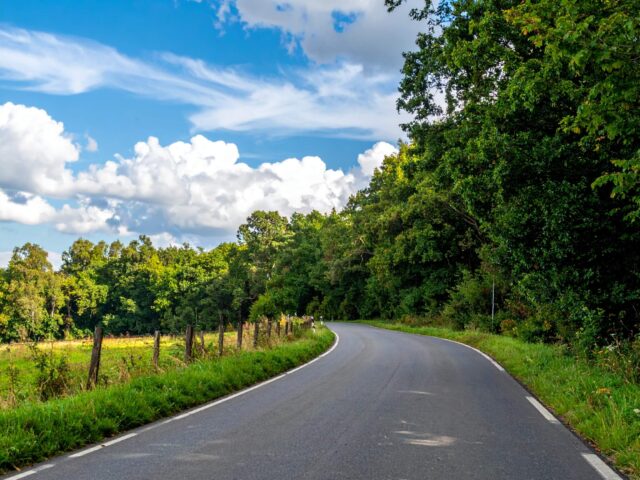 自然豊かな田舎をまっすぐに伸びる美しい道