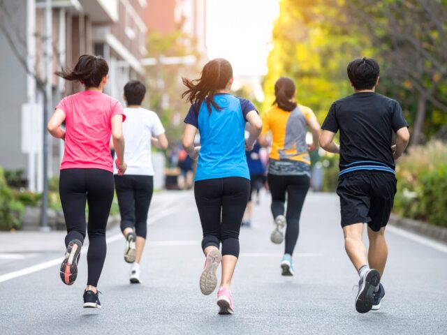 仲間と一緒に、爽やかな朝のランニング