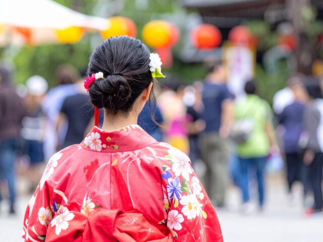 夏の思い出、お祭りに向かう浴衣の女性