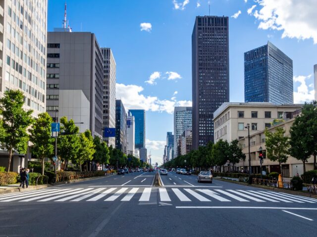 晴れ渡る空と近代的な高層ビル群