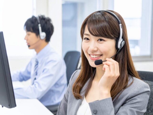 電話対応をしている女性オペレーター
