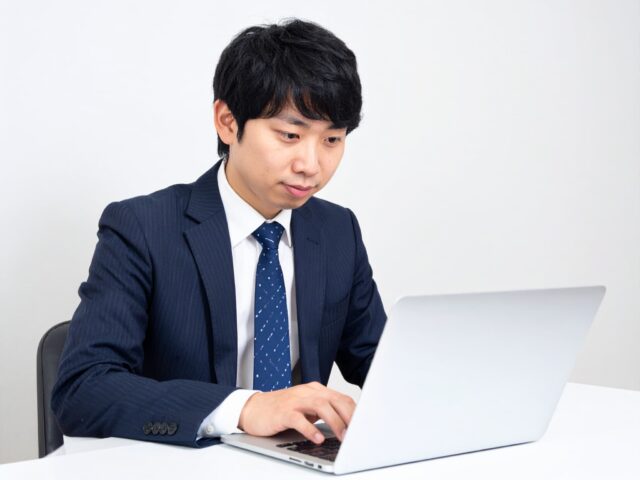 ノートパソコンを操作するビジネスマン