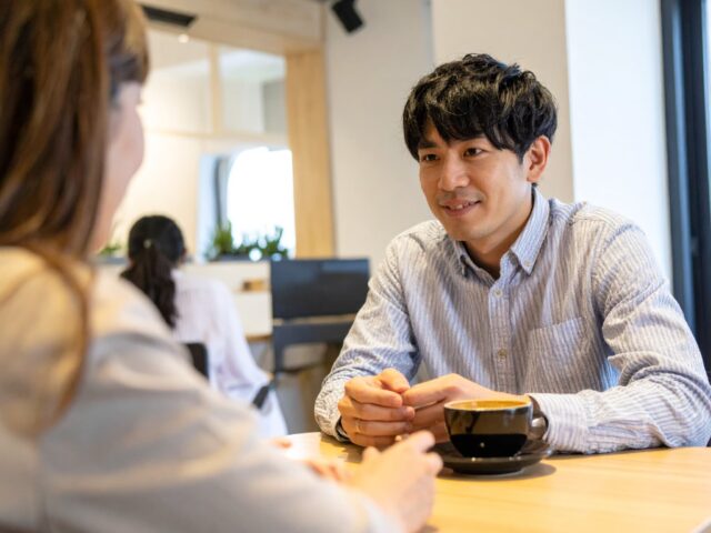 紹介型ビジネスの説明を受けている男性