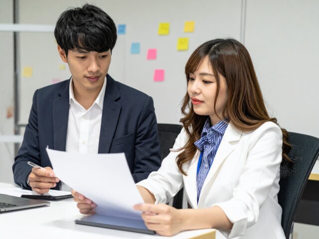 部下にアドバイスをする上司