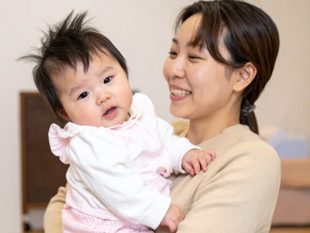 元気いっぱいな赤ちゃんと母親