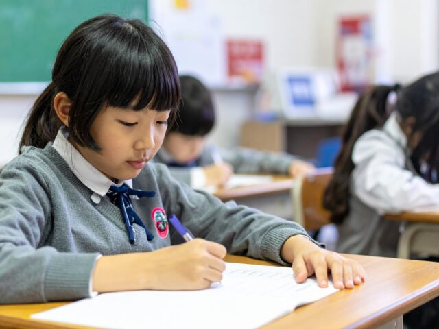 授業に集中する小学生