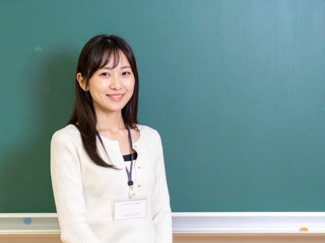 生徒を見守る優しい雰囲気の女性教員