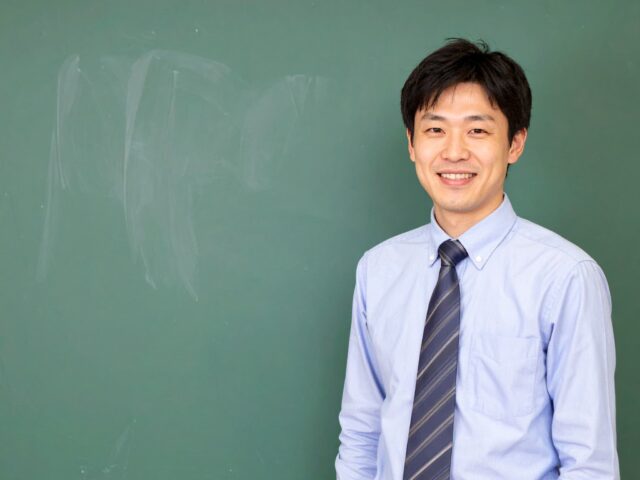 教壇に立つ爽やかな男性教員