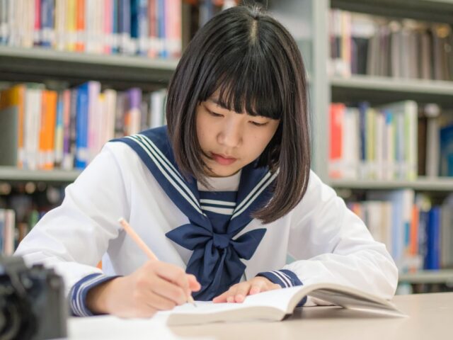 図書館でテスト勉強をする女子学生