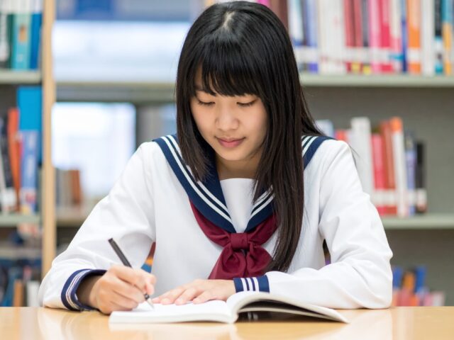 図書館で受験勉強に励む女子学生