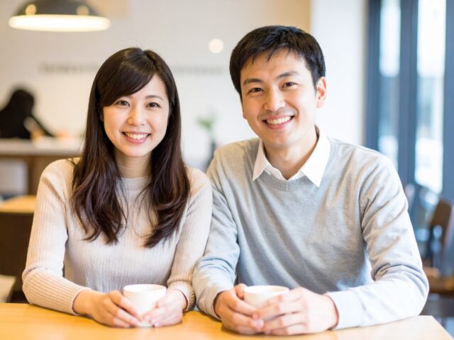 カフェで並んで座る仲良しカップル