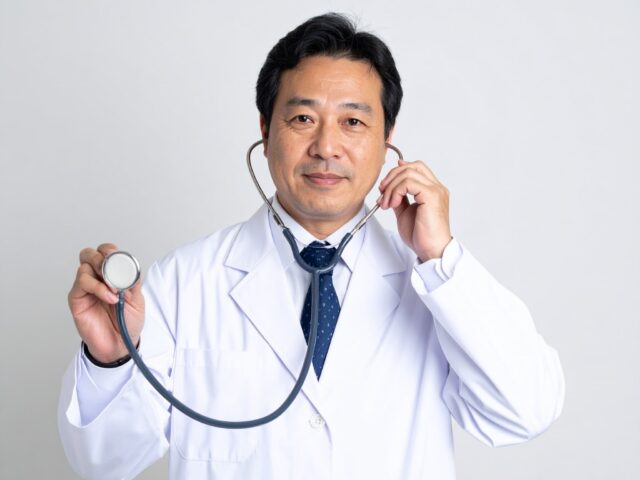 聴診器を装着した中年男性医師