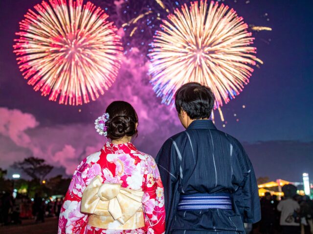 花火を楽しむ浴衣姿のカップル
