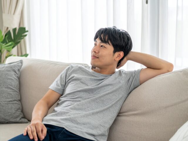 ソファでくつろぐ若い男性