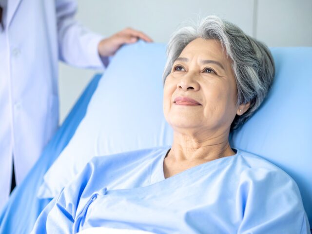 前を向く入院中の高齢女性