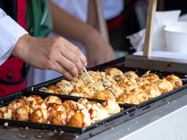 美味しそうなタコ焼きを実演販売する様子