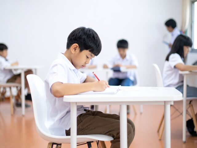 塾で宿題をする男子小学生