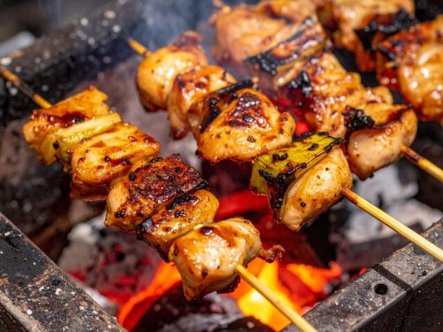 炭火で焼かれた焼き鳥