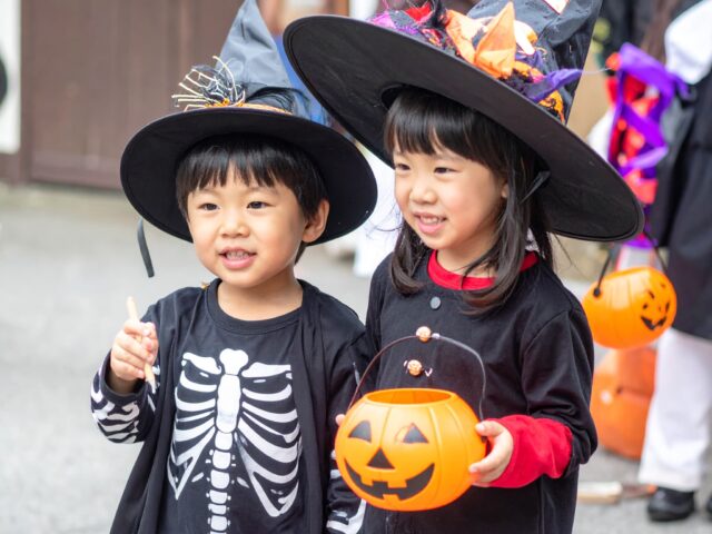 ハロウィンの仮装をした子ども