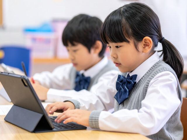 タブレット学習をする女子小学生