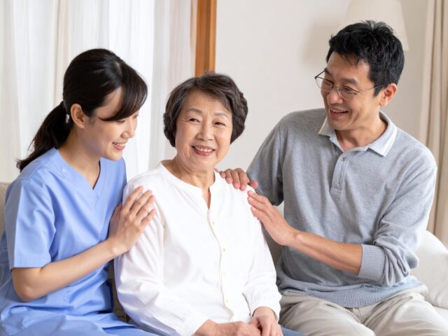 訪問介護サービスを受ける高齢女性