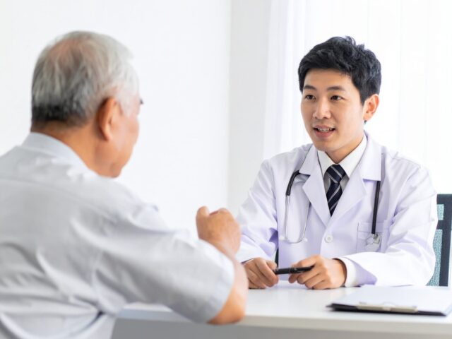 術前説明をする男性医師