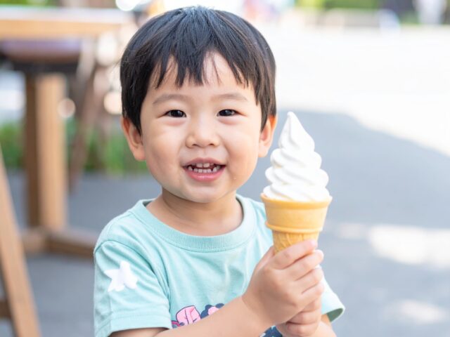 ソフトクリームが楽しみな男の子