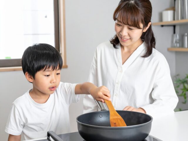 料理に挑戦する小学生男児