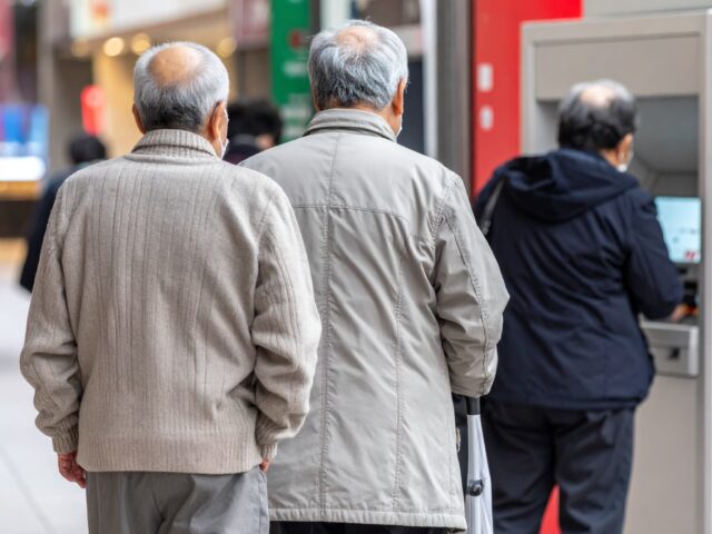 ATMに並ぶ高齢者
