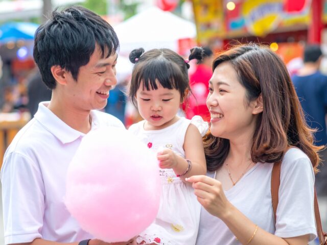 お祭りを満喫する三人家族