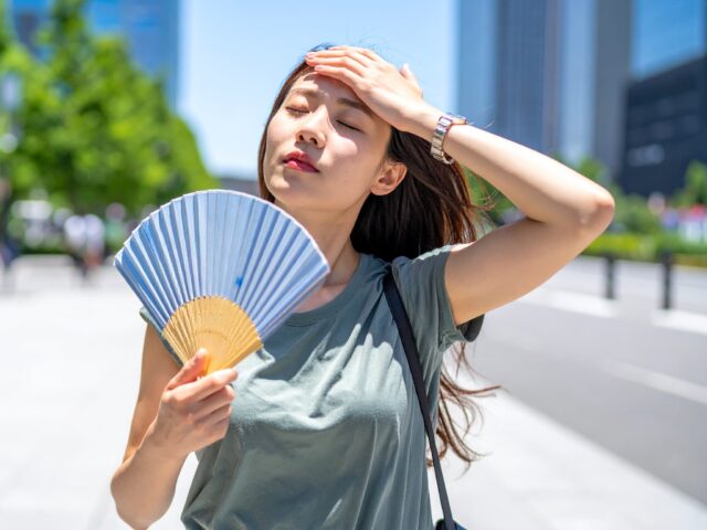 扇子で涼をとる女性